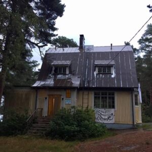 picture of squatted house, banner hanging from the window says Squat the World!